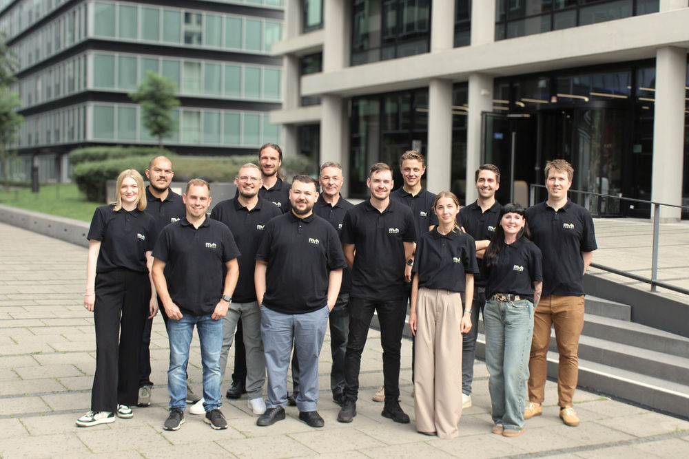 Das Team von mvn.energy vor dem Firmensitz in Hamburg