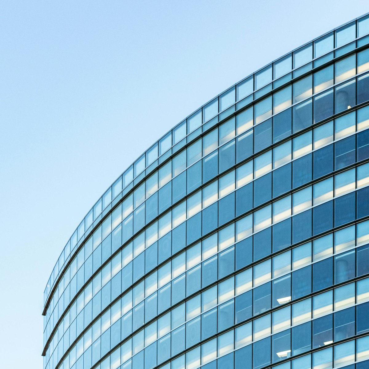 Modernes Bürogebäude mit Glasfassade