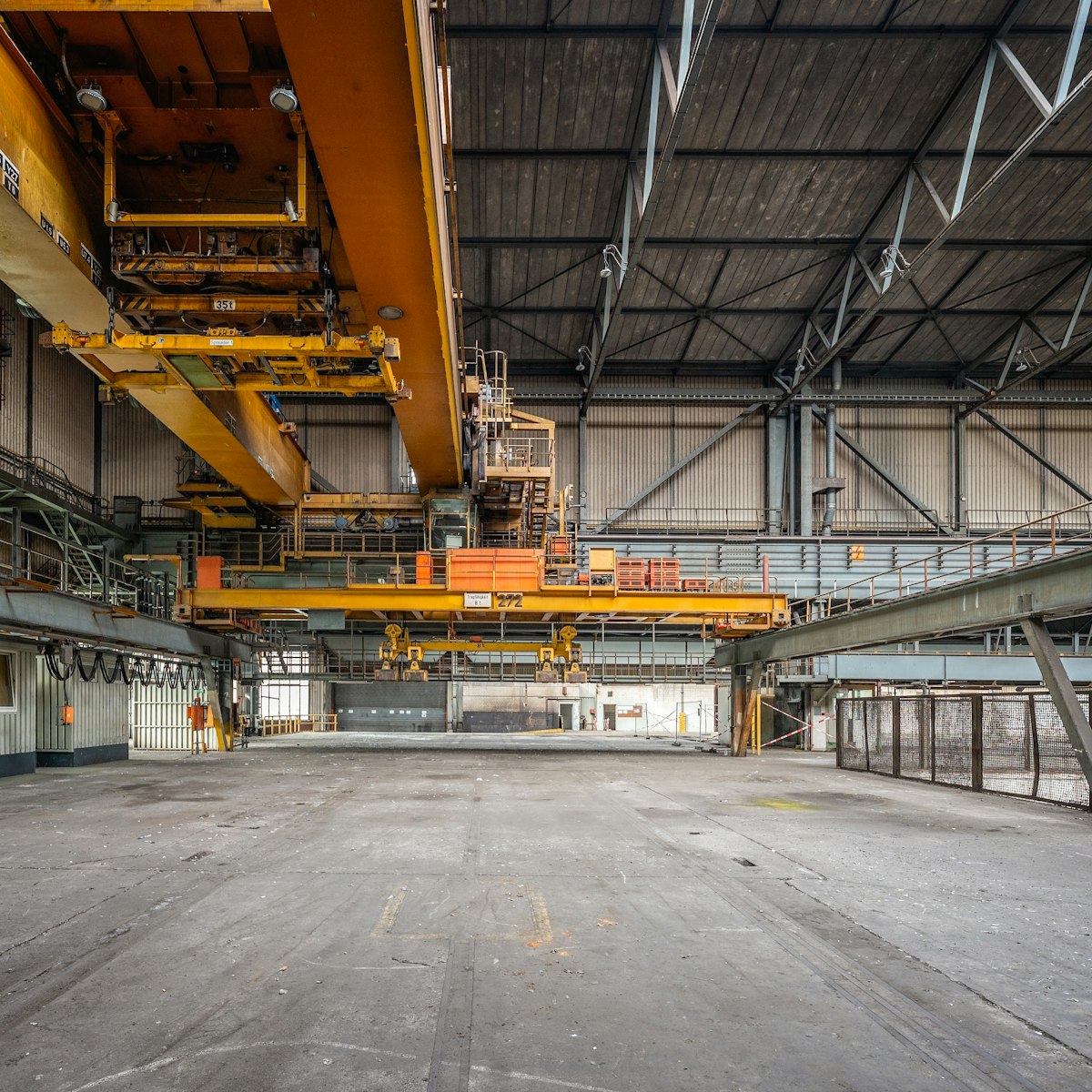 Gewerbehalle mit Kranbahn von innen