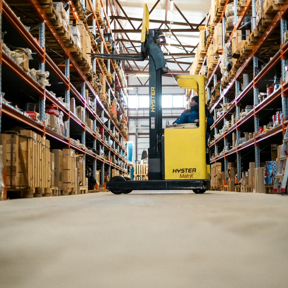 Logistiklager mit Hochregalen und Gabelstapler
